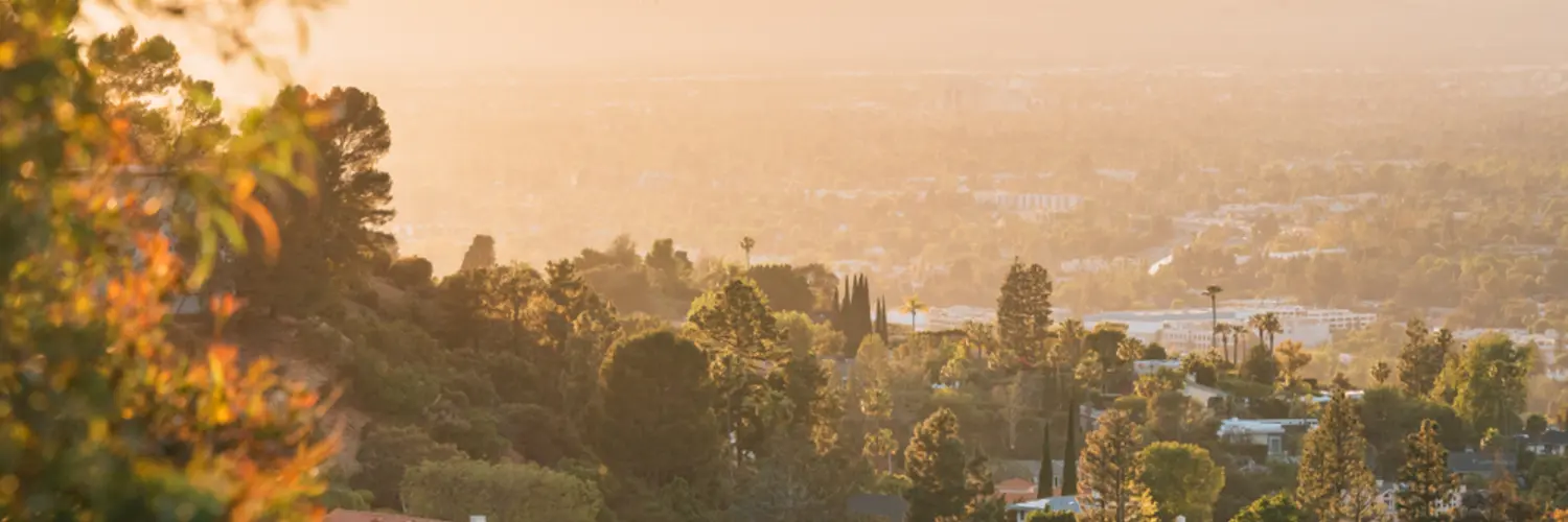 Vista panorámica de Los Ángeles desde lo alto de las colinas de Mulholland Drive