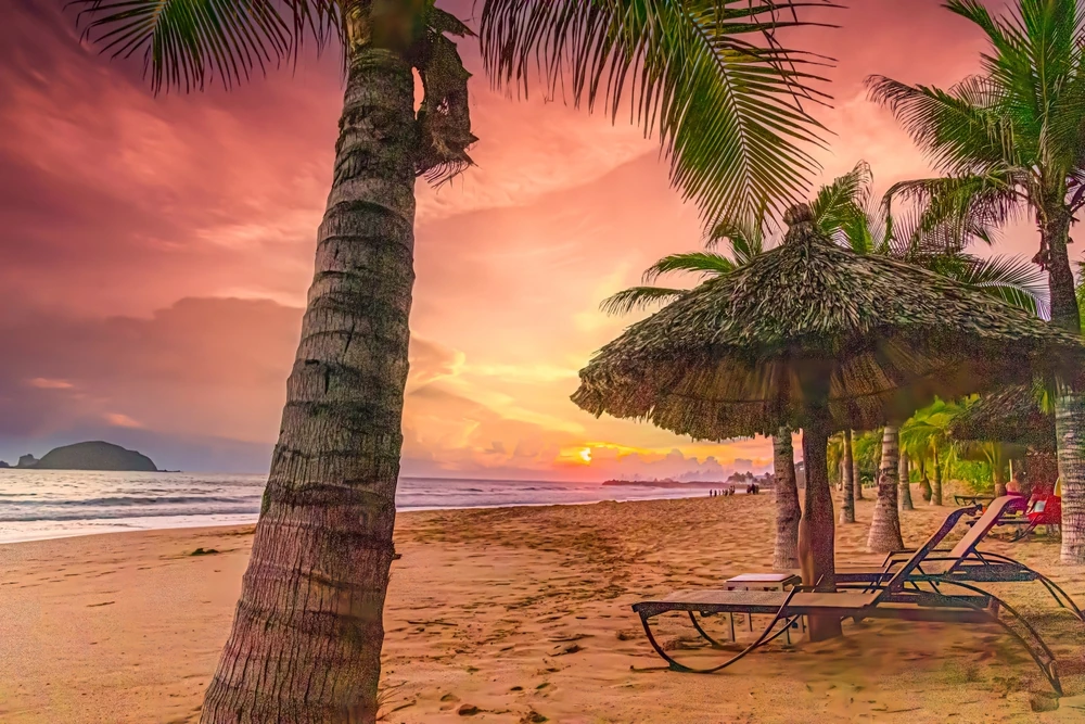 Atardecer entre palmeras en las playas de Ixtapa Zihuatanejo.