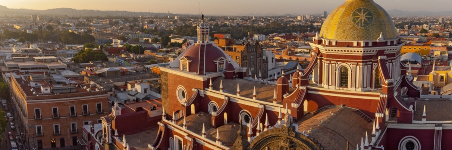 Vista aérea de la ciudad de Puebla, México, al atardecer