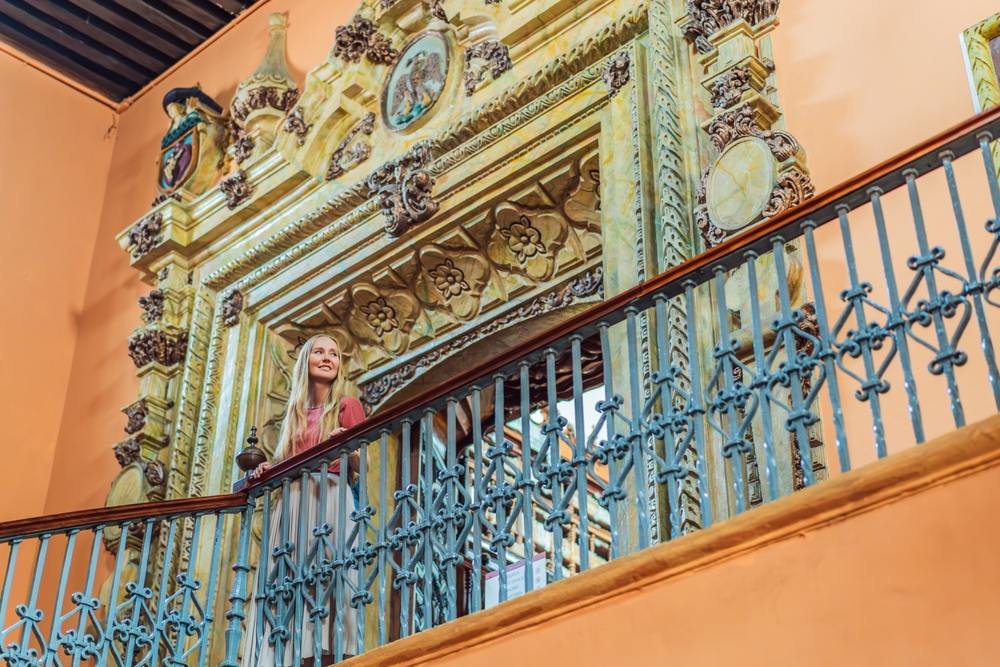Turista admirando un balcón interior en la Biblioteca Palafoxiana