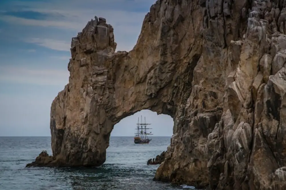 Un barco pasa por el medio del Arco de Cabo San Lucas