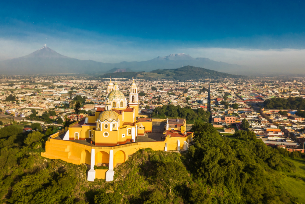 Vista aérea de la Iglesia Nuestra Señora de los Remedios en lo alto de la Gran Pirámide en Cholula, Puebla