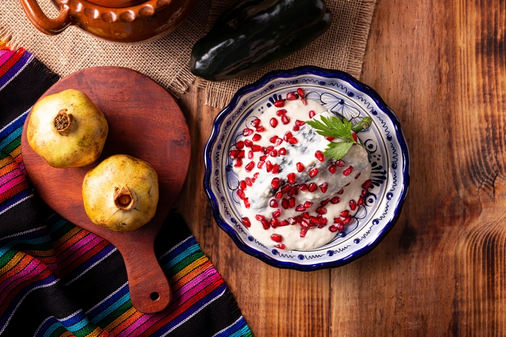 Plato de chiles en nogada servido