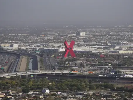 Vista aérea de Ciudad Juárez con la escultura X, ejemplo de cómo es Ciudad Juárez