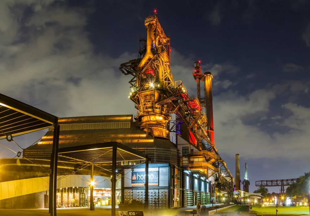 Museo Horno 3 en Parque Fundidora, iluminado al anochecer.