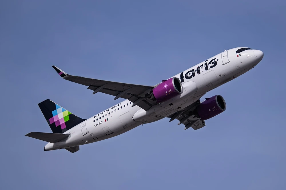 Avión de Volaris sobrevolando un cielo azul.