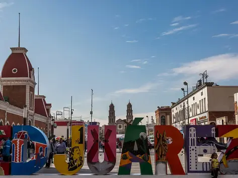 Letrero colorido de Ciudad Juárez en el centro histórico ideal para visitar en Ciudad Juárez