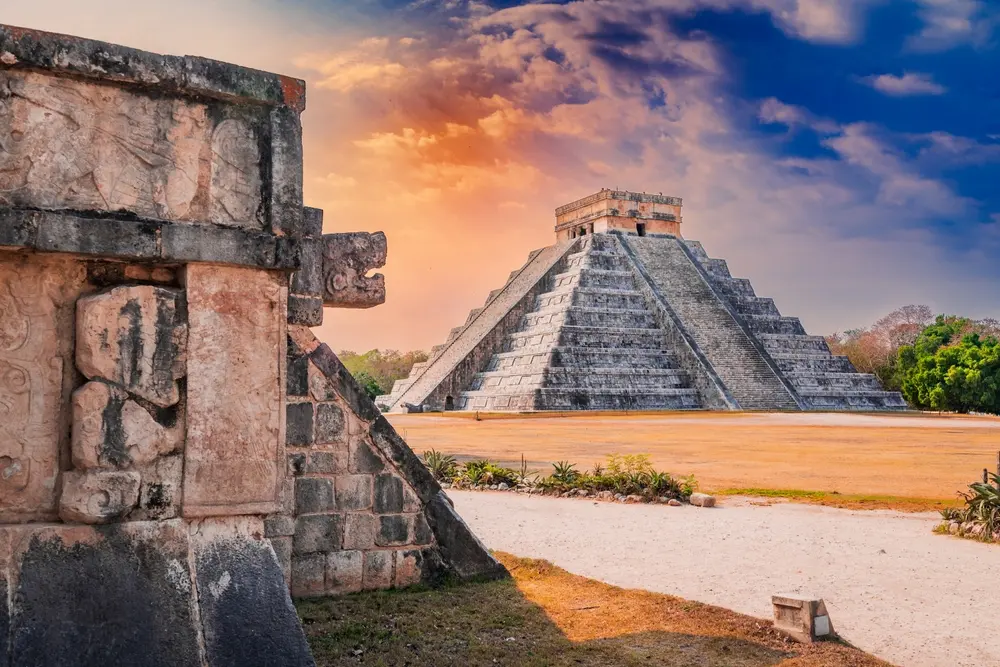 Chichén Itzá y el edificio Juego de Pelota al atardecer