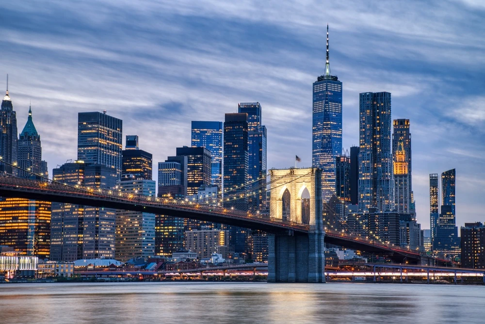 Manhattan Downtown con el puente de Brooklyn al atardecer.