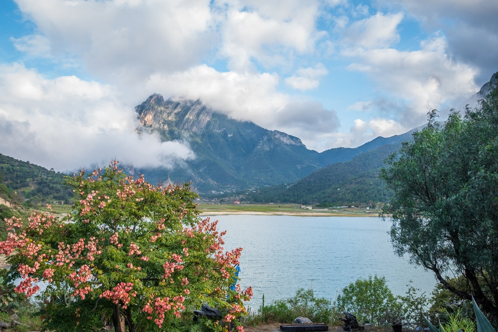 Vista de cerros y lago en el parque ecológico Chipinque