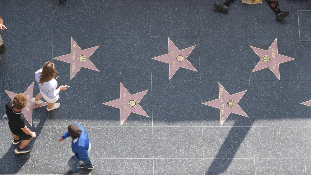 Personas pasean por Walk of Fame en Hollywood, L.A.