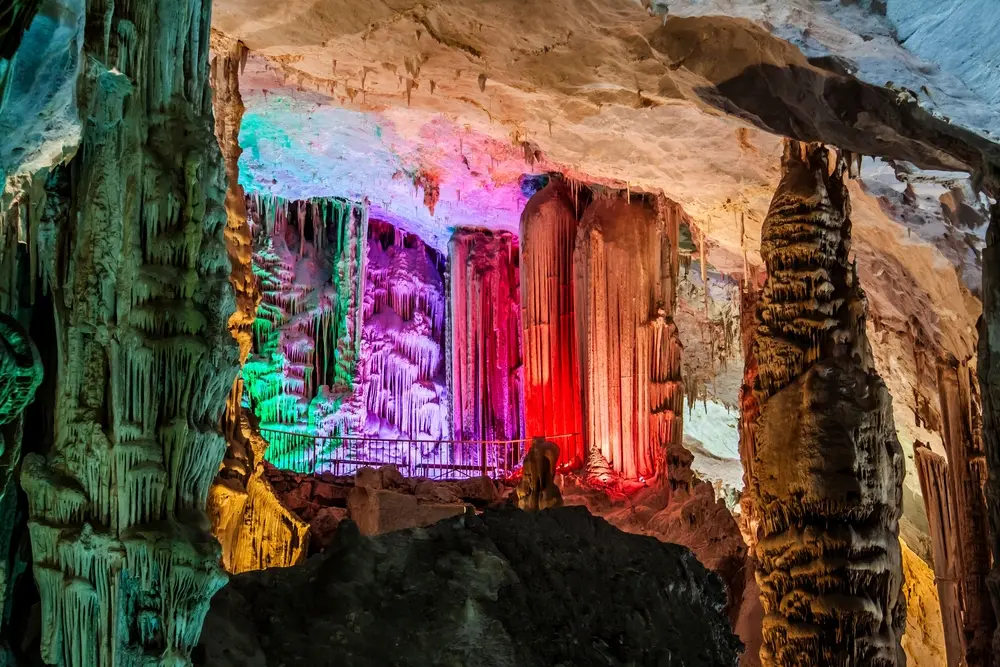 Área del teatro en las Grutas de García, iluminada con luces de colores