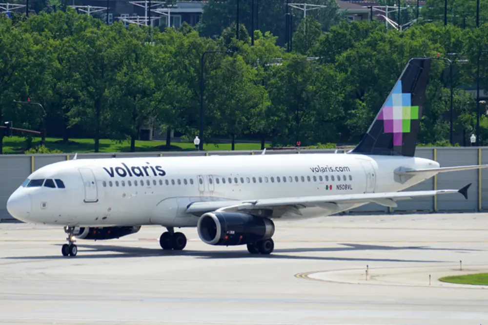 Avión de Volaris en pista de aterrizaje del aeropuerto