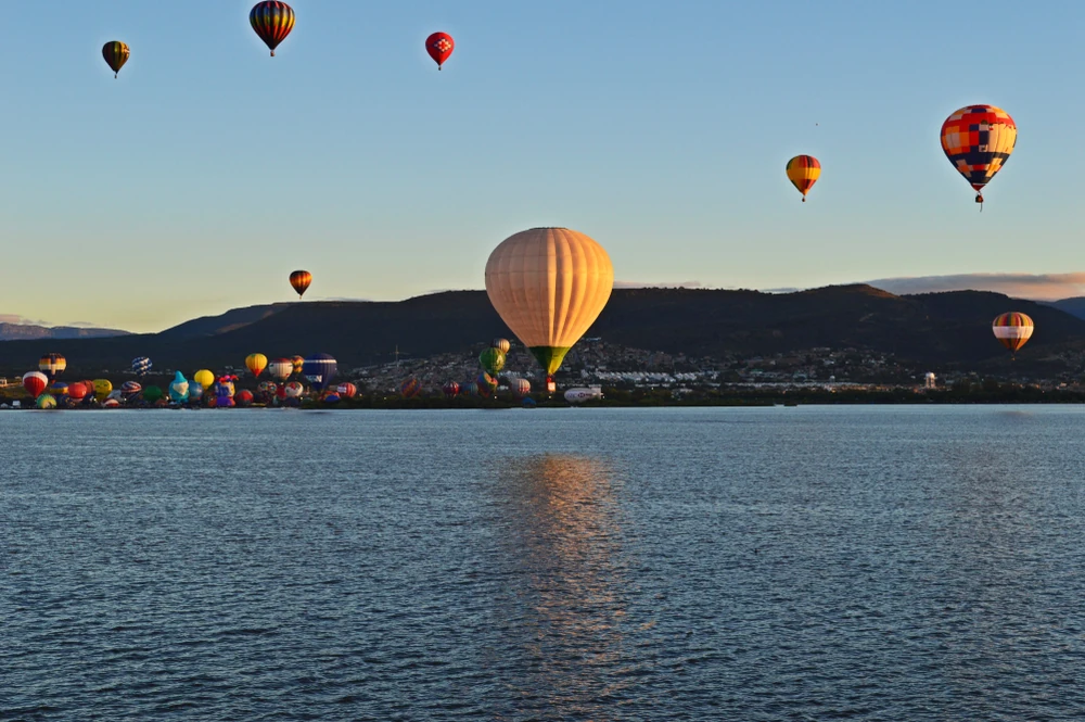 Hot Air Balloon Festival at Metropolitan Park’s lake in Leon Gto.