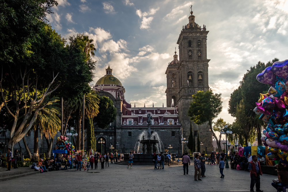 Catedral de Puebla y calle principal del centro histórico llena de turistas