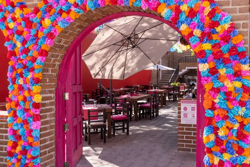 Colorida entrada de un restaurante en San José del Cabo