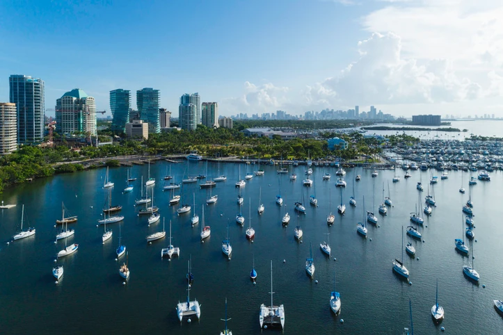 Varios botes alineados en las costas de Miami, vista panorámica.