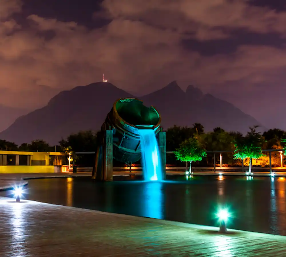 Fuente Horno 3 en Parque Fundidora al anochecer.