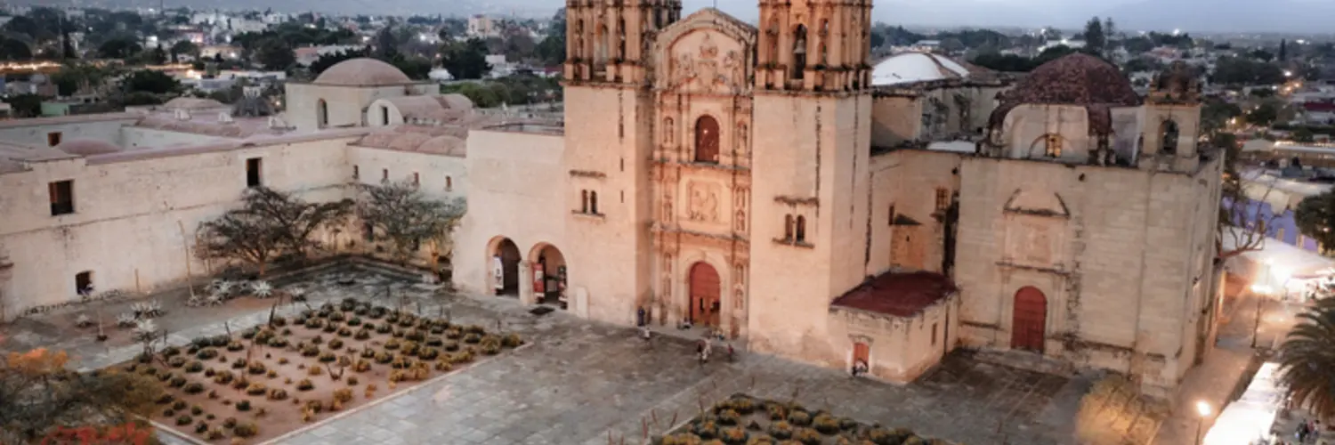 Colorido cartel de Mérida junto al Monumento a la Patria