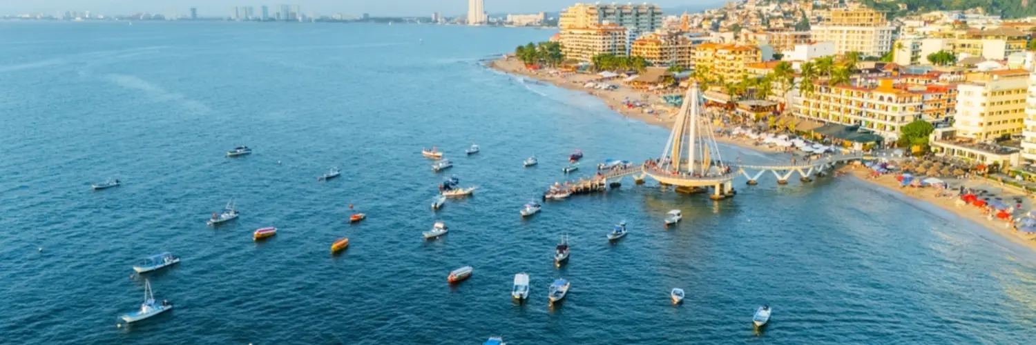 Vista aérea de las costas de Puerto Vallarta, con el Malecón y botes cercanos