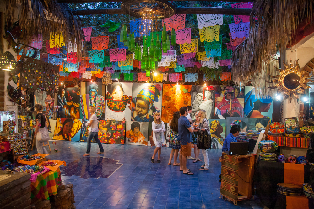 Gente admirando obras de arte en el distrito de arte de San José del Cabo