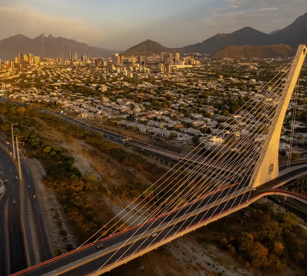 Vista aérea de la ciudad de Monterrey al atardecer.
