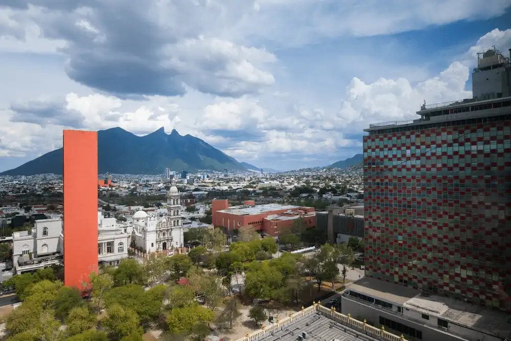 Alt: Faro de Comercio y Condominio Acero en Monterrey.