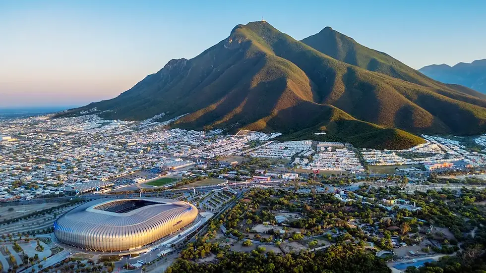 Foto aérea de la ciudad y entorno de Monterrey, México