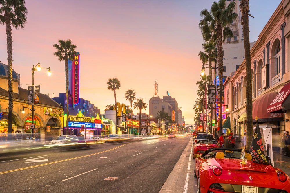 Calles de Hollywood Boulevard al atardecer.