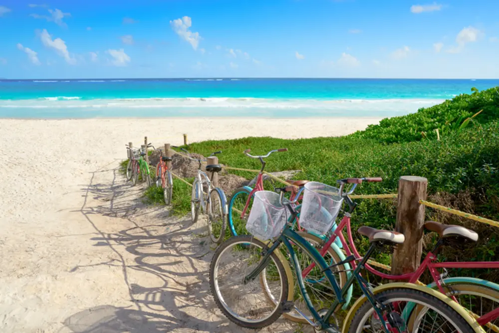 Vista aérea de las playas de Tulum, con gente en miradores y disfrutando del mar