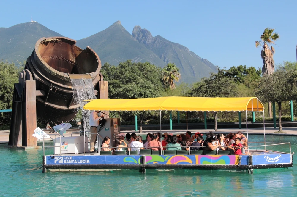 Turistas pasean en un bote por el Paseo Santa Lucía cerca de la Fuente Horno 3.