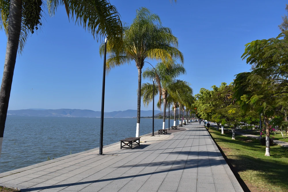 Paseo marítimo de Ajijic con vistas al Lago de Chapala, Jalisco.
