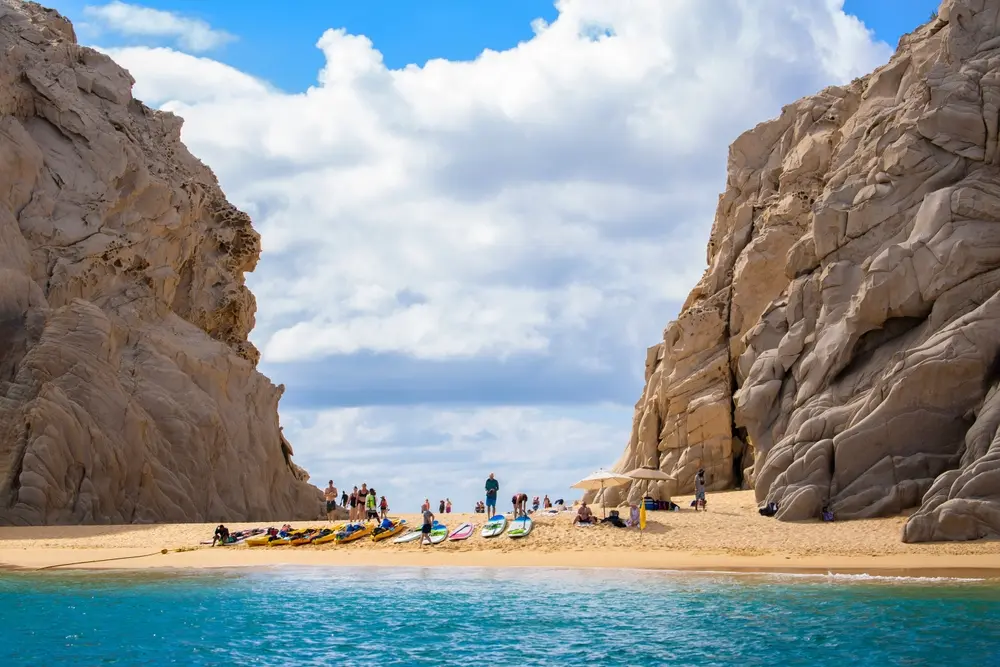 Puesto de kayaks y surf en Playa del Amor