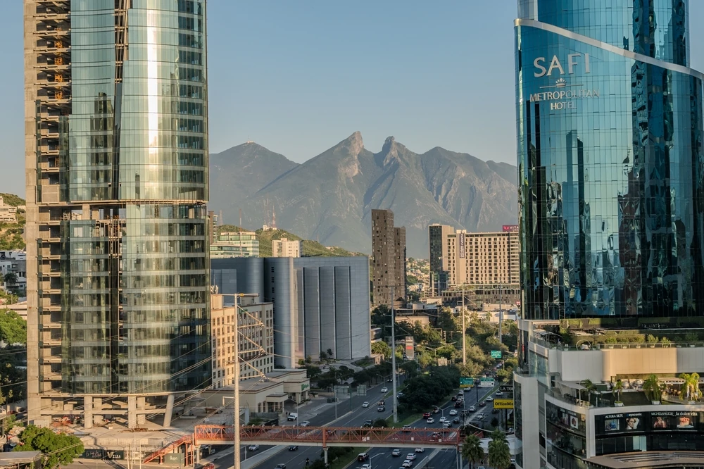 Vista panorámica de edificios y avenidas en el barrio San Pedro Garza García, flanqueando el Cerro de la Silla.