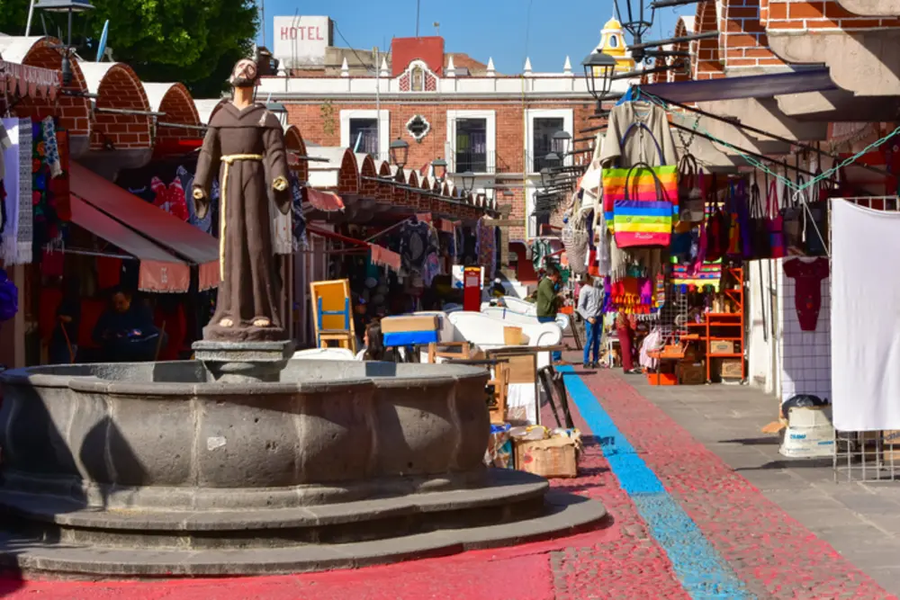 Tiendas de artesanías en el Barrio del Artista de Puebla