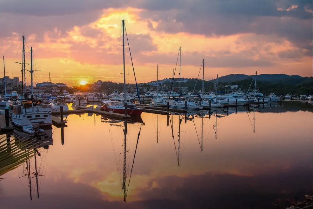 Botes aparcados en la Marina Ixtapa durante el atardecer