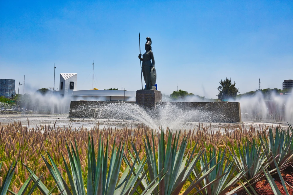 Monumento Minerva en la entrada de Guadalajara, con plantas de agave al frente.