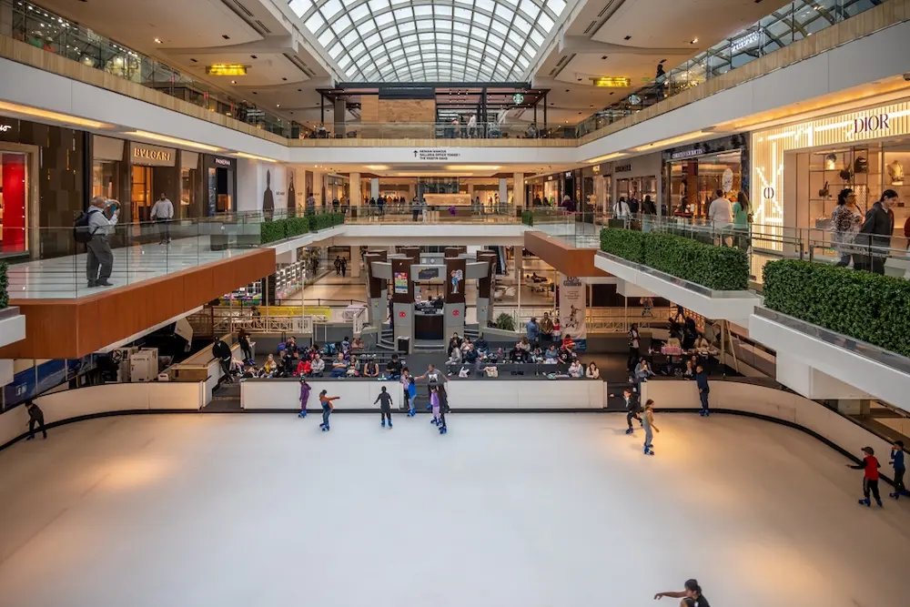 The Galleria Mall en Houston, con su pista de patinaje sobre hielo.