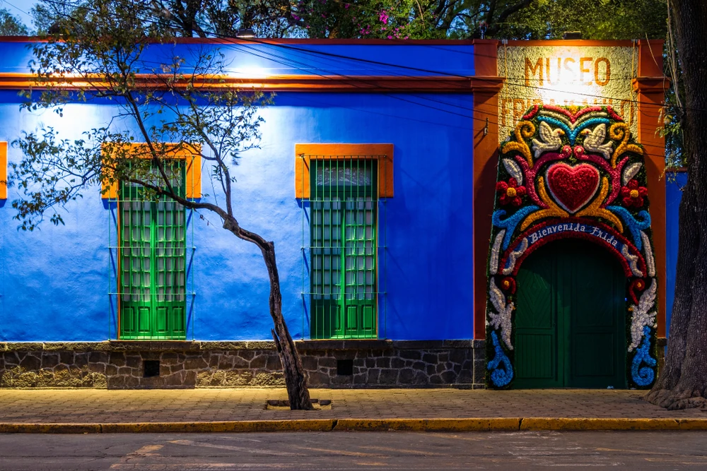 Fachada exterior de la Casa Azul, el museo de Frida Kahlo en CDMX.