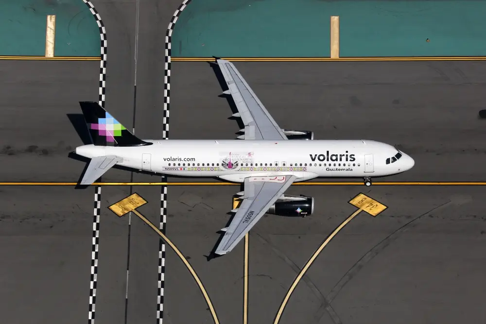 Avión de Volaris en la plataforma del aeropuerto LAX