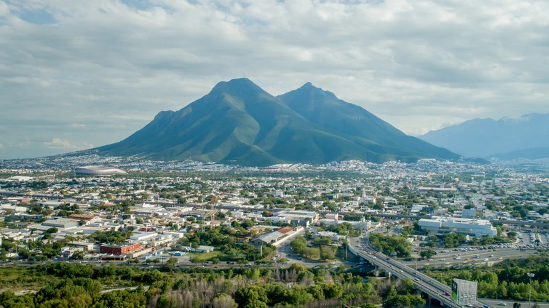 Vista aérea de la ciudad de Monterrey, con el imponente Cerro de la Silla al fondo.