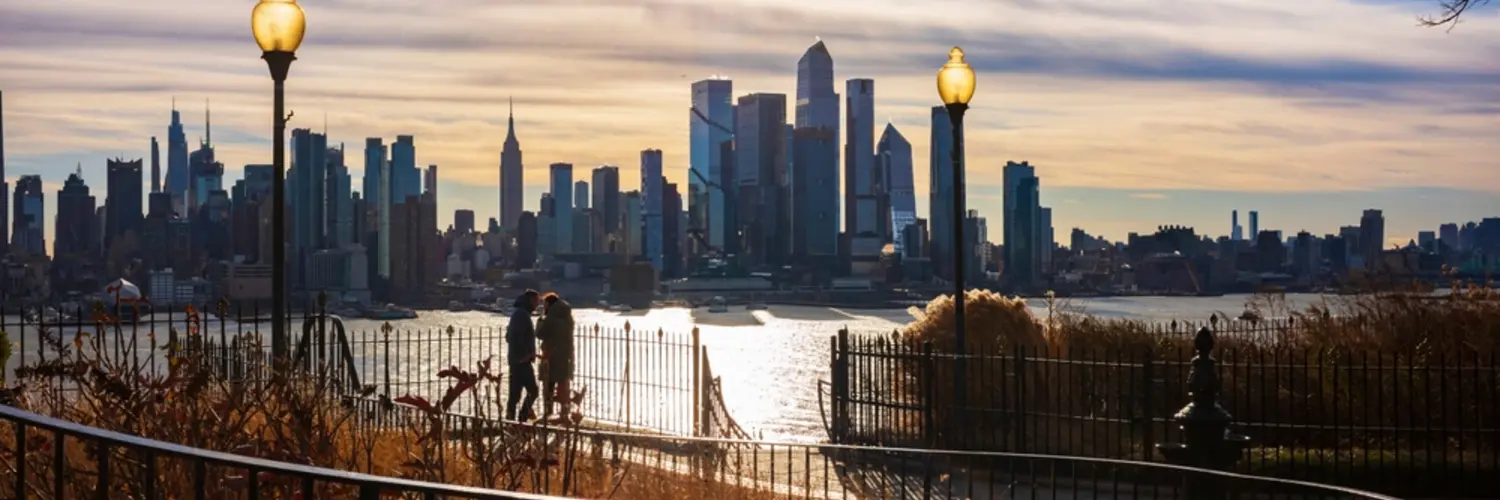 Vista de Nueva York desde un parque en Newark, Nueva Jersey