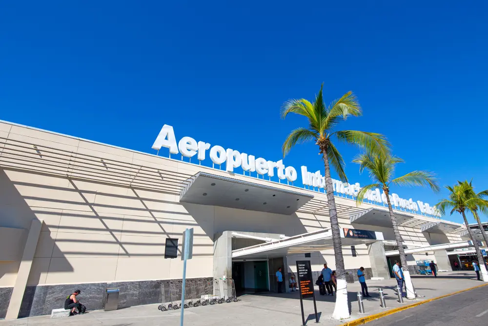Exterior del Aeropuerto Internacional de Puerto Vallarta en un día soleado.