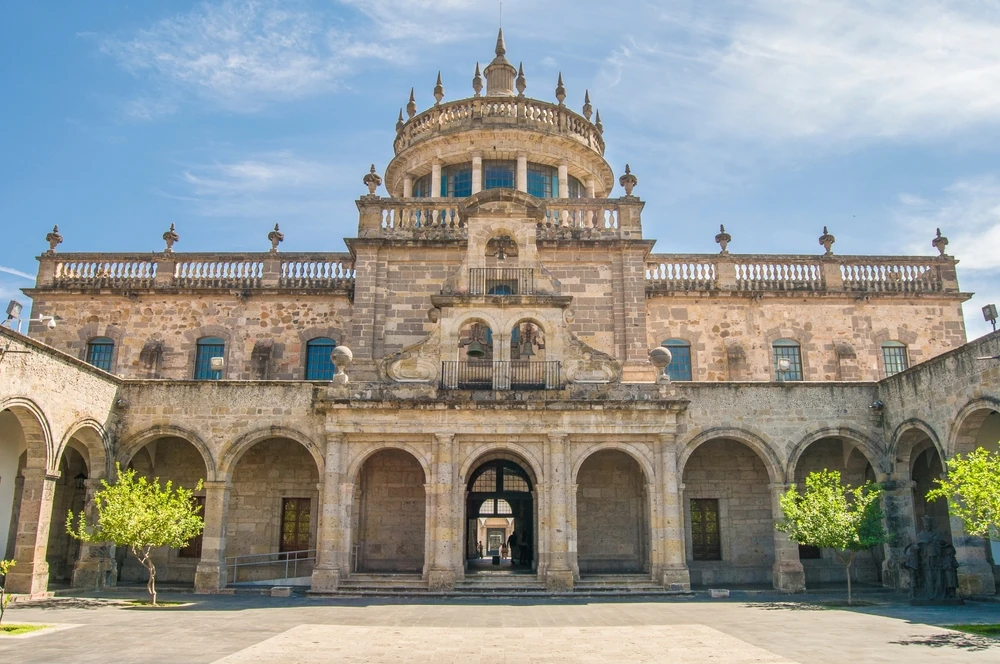 Vista frontal del exterior del Hospicio Cabañas.
