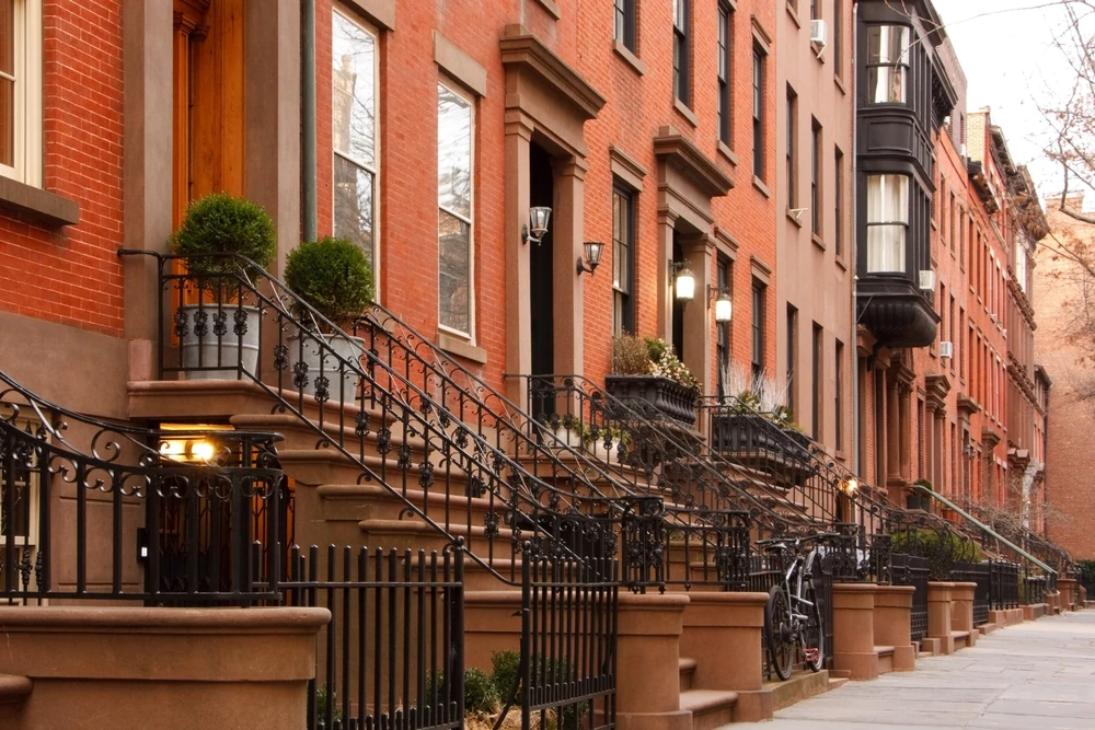 Fila de casas tradicionales de piedra en Brooklyn Heights, Nueva York.