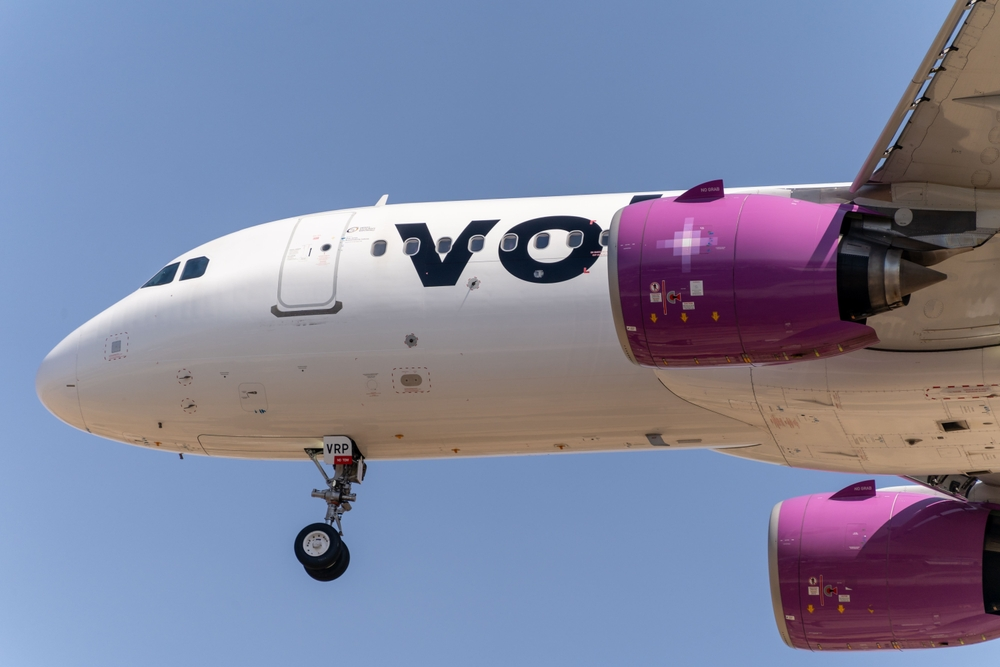 Avión de Volaris en la plataforma del aeropuerto