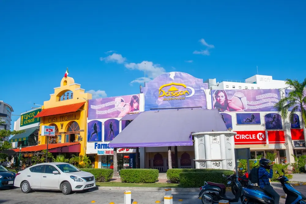 Personas con maletas y bolsos en una explanada del aeropuerto de Cancún