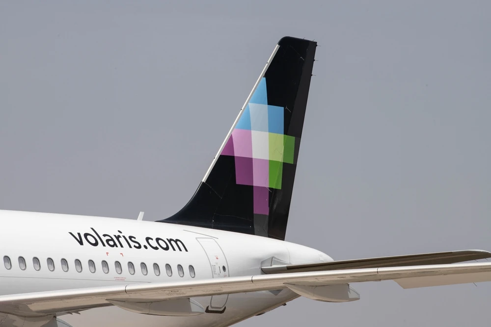 Detalle del ala trasera de un avión de Volaris en el cielo.