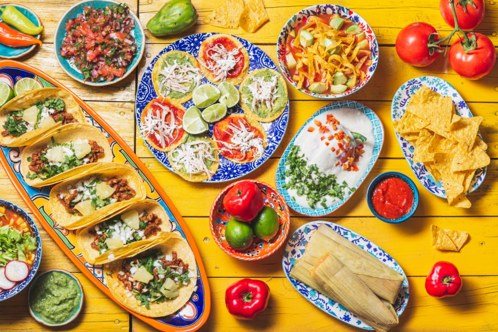 Mesa amarilla con comida mexicana clásica en Puebla
