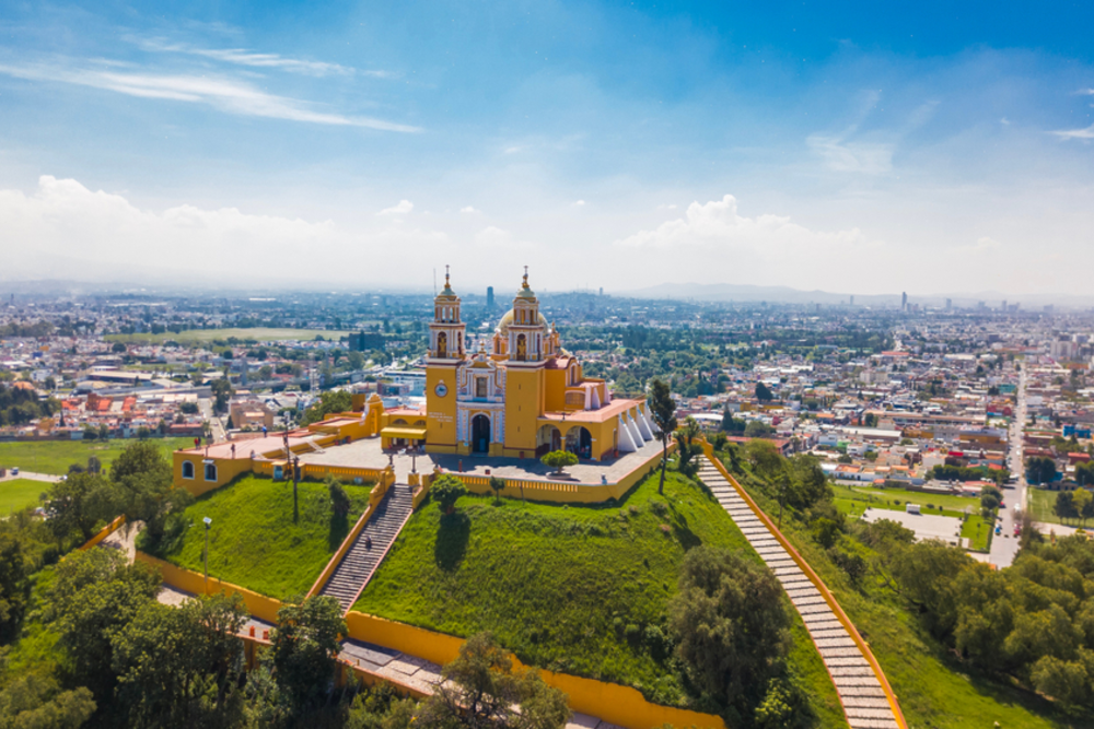 Iglesia de Nuestra Señora de los Remedios en lo alto de la Gran Pirámide en Cholula, México